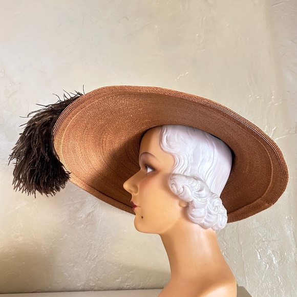 BREATHTAKING 1940s\' TAN STRAW WIDE BRIM HAT + BROWN FEATHERS + BAKELITE PIN main image 4